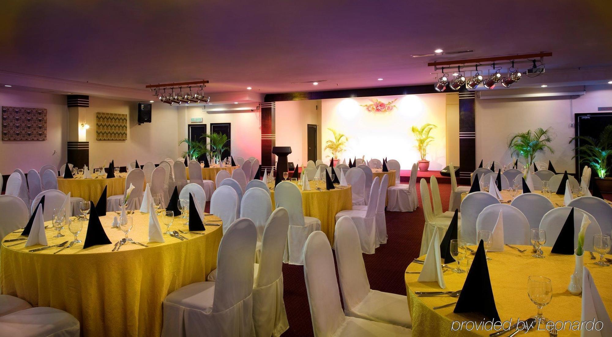 Wana Riverside Hotel Malacca Ресторант снимка